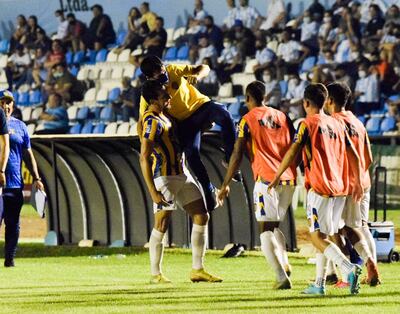 Enrique Borja festeja su gol con los compañeros del banco de suplentes. Luqueño metió un triunfazo en Villarrica.