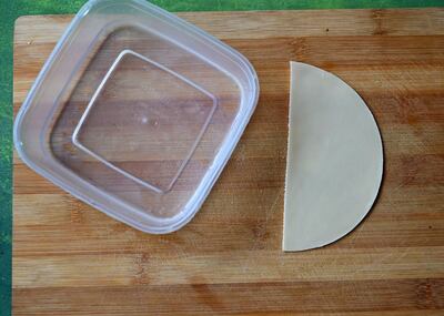 Humedezca todos los bordes.