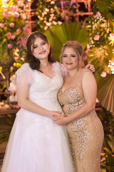 La quinceañera lució un vestido de líneas románticas del diseñador Negro Vázquez de Cabure. En la foto con su madre Lizzie Godoy.