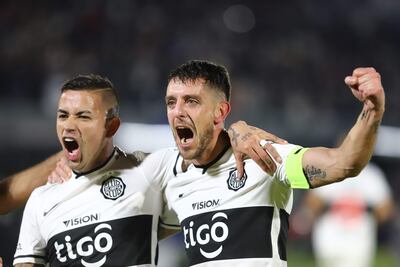 Alejandro Silva (d) de Olimpia celebra su gol hoy, en un partido de la Copa Libertadores entre Olimpia y Atlético Goianiense en el estadio Defensores del Chaco en Asunción (Paraguay).