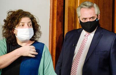 Carla Bizzotti (i), nueva ministra de Salud de la Argentina, junto al presidente Alberto Fernández (d). La “vacunación VIP”, como la llaman en ese país, ha causado una fuerte indignación.