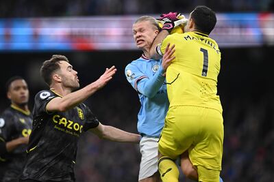 Duro choque entre el argentino Emiliano Martínez, arquero del Aston Villa, y el noruego Erling Haaland, delantero del Manchester City, durante el partido de ayer.