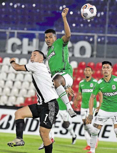 El delantero liberteño Sebastián Ferreira y el colombiano Sebastián Gómez no se dan tregua por llegar a la pelota. Fue en el partido anterior, con triunfo gumarelo 1-0.