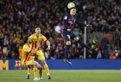 BARCELONA, 10/04/2023.- El mediocampista del FC Barcelona Gavi (d) despeja de cabeza durante el partido de fútbol de la jornada 28 de LaLiga que FC Barcelona y Girona FC juegan este lunes en el Camp Nou. EFE/ Toni Albir
