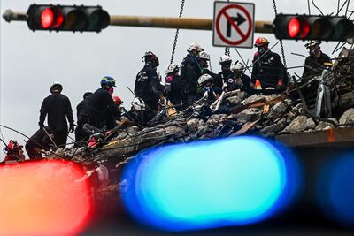 Rescatistas trabajan entre los escombros de Champlain Towers South en Surfside, Florida.