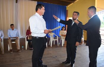 Aldo Lezcano, jura como nuevo intendente de Acahay, quien fue acompañado con un fervoroso aplauso de parte de los ciudadanos