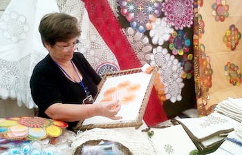 Doña Dora Grijalba de Ramírez en pleno tejido del ñandutí.