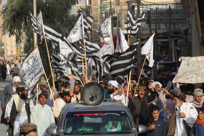 Una multitud con banderas de los talibanes durante una movilización en Chaman, en la frontera entre Afganistán y Pakistán, este martes.