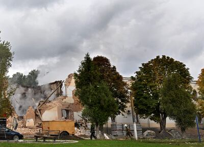 Bomberos voluntarios intentan sofocar el fuego dejado por un dron iraní sobre un complejo en Ucrania. (AFP)