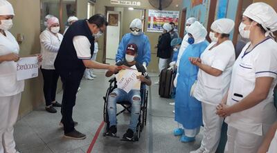 Néstor Lesme recibe un certificado de recuperación del covid-19 y luego se fue a su domicilio.