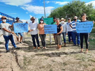 Los manifestantes piden una rapida respuesta al ministro Arnoldo Weins ante que se destruyan los caminos del departamento
