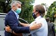 El presidente paraguayo Mario Abdo Benítez (izquierda) y su par uruguayo Luis Lacalle Pou se saludan antes de su reunión en Punta del Este, este miércoles.