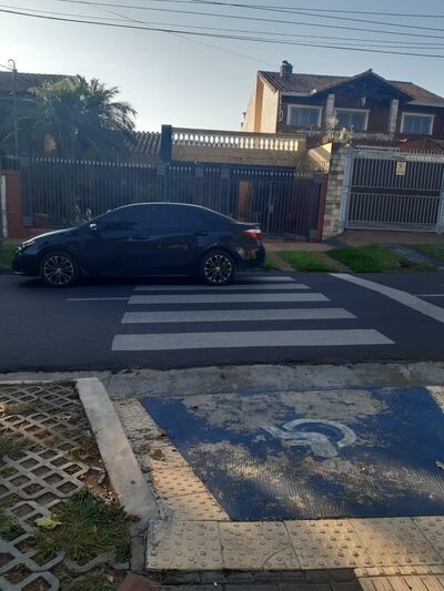 Estacionan sobre la franja peatonal