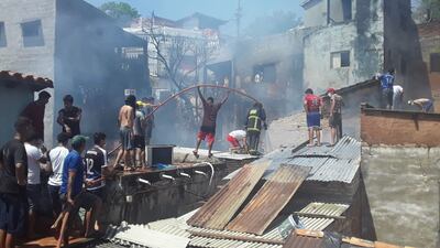 Los vecinos ayudan a bomberos de Sajonia y la Policía para evitar la propagación.