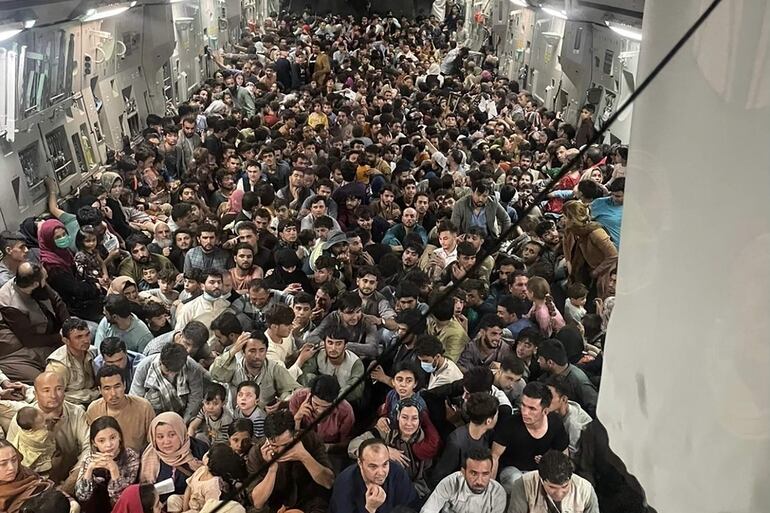 Una multitud dentro de un avión de la Fuerza Aérea de los Estados Unidos, luego de su evacuación, el pasado domingo.
