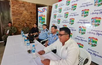 El intendente Aldo Eustaquio Lezcano, en reunión con autoridades policiales de la Dirección Departamental de la Policia Nacional, pide el cambio del cuadro policial de la Comisaría local.
