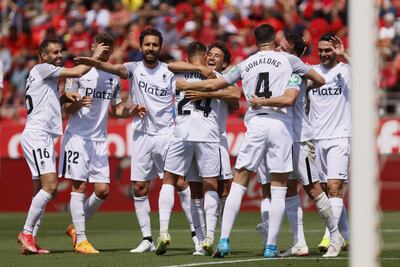 Los jugadores del Granada celebran su victoria contra el Mallorca, durante el partido de la jornada 35 de La Liga este sábado en el Estadio de Son Moix.