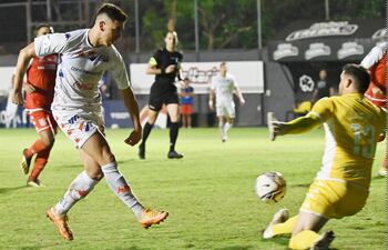 Richard Cabrera define con mucha calidad ante la desesperada salida del arquero de General Caballero JLM, Juanito Alfonso. El lateral derecho tricolor fue uno de los que más intentó en ofensiva.