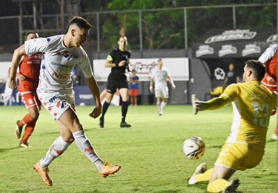 Richard Cabrera define con mucha calidad ante la desesperada salida del arquero de General Caballero JLM, Juanito Alfonso. El lateral derecho tricolor fue uno de los que más intentó en ofensiva.