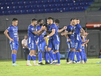 Los jugadores de Sol de América durante la tanda de los penales contra Atlético Tembetary por las semifinales de la Copa Paraguay 2021.