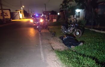El cuerpo del motociclista quedó tendido en la banquina y se presume que salió despedido tras caer en un pozo.