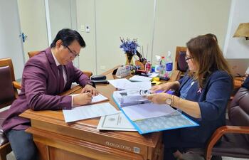 Abg. Won Suk Choi, paraguayo naturalizado, se presentó para el concurso de fiscal general del Estado.