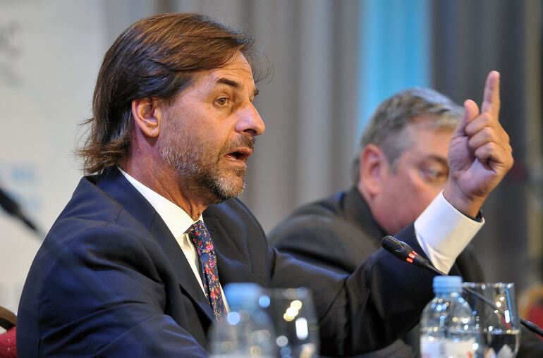 El Presidente de Uruguay, Luis Lacalle Pou durante una rueda de prensa, durante la Cumbre de la CELAC, en Buenos Aires (Argentina). (EFE)