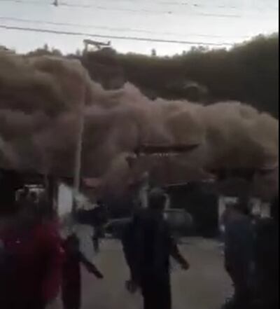 Momento del derrumbe sobre las casas de la zona.