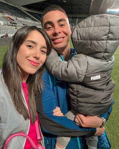 Alexia Notto, orgullosa de su marido Miguel Almirón, a quien lo vemos con Francesco en brazos.