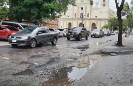 La cañería que se observa bajo la rejilla de hierro vierte agua sobre El Paraguayo Independiente. Sale de uno de los locales de la Policía.