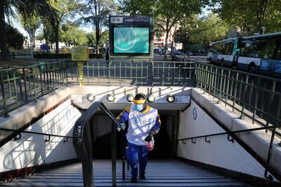 Un agente de la RATP desinfecta un pasamanos en la entrada de una estación de metro para evitar la propagación de la pandemia Covid-19 provocada por el nuevo coronavirus, el 2 de septiembre de 2020, en París.
