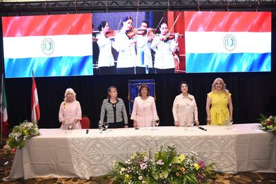 Las autoridades del Congreso; Chelita Garcete de Medina, Rosella Santiesteban, Teresita Bertolini, Raquel Arreola y Julia López.