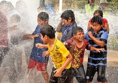 Niños festejando la llegada del agua en la comunidad Samaria en Boquerón