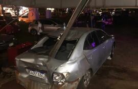 El vehículo perdió los frenos y chocó contra casillas metálicas.