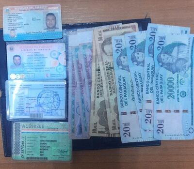 Dinero y documentos de la víctima que fueron recuperados por la Policía.