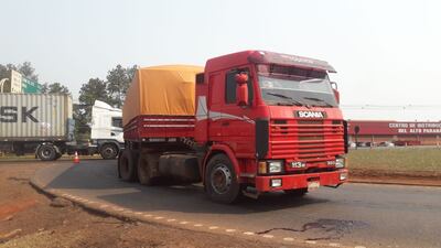 El camión salió frente a la motocicleta sin tomar las debidas  precauciones.