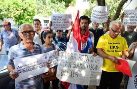 Asegurados del IPS durante una movilización realizada en contra de las irregularidades del seguro social.