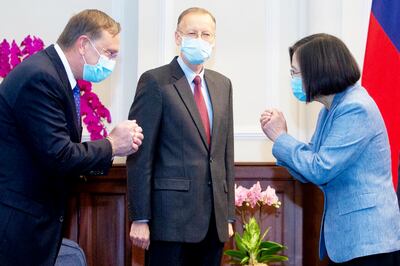 La presidenta de la República de China (Taiwán), Tsai Ing-wen (der.) saluda al ministro de Salud estadounidense, Alex Azar.