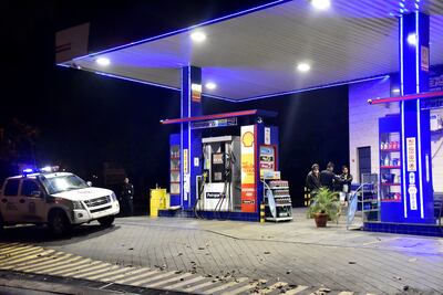 Agentes policiales anotando los datos que fueron proporcionados por el playero, víctima del asalto.