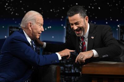 El presidente Joe Biden habla con el presentador Jimmy Kimmel en el programa "Jimmy Kimmel Live!".
