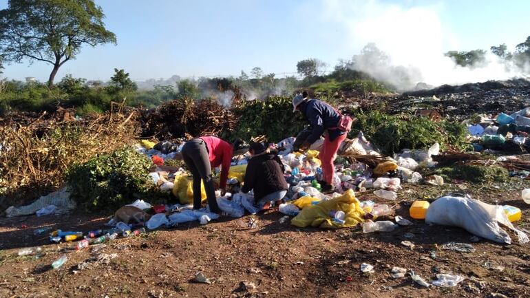 A pesar de la humareda que se tenía esta mañana en el vertedero, los gancheros trabajaban en el sitio.