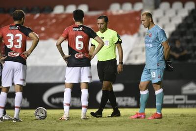 El árbitro Aquino sancionó el penal que significó el 1-1 parcial.
