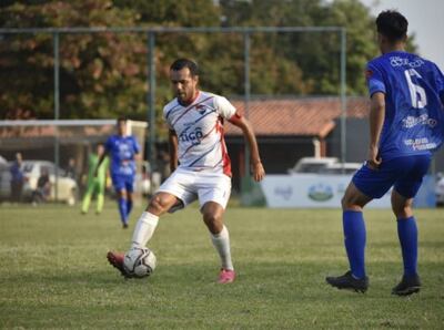El capitán del 1° de Marzo, Emilio Antonio Cornet  domina el balón ante la presencia de Steven Osmar Acosta. (Foto: APF)