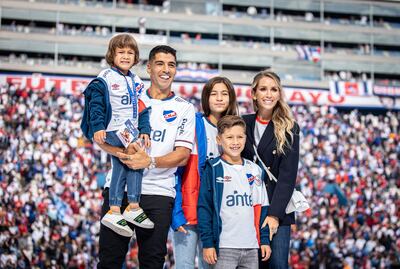 Luis Suárez y su familia recibieron ayer la ovación y muestra de cariño de los aficionados en el estadio Parque Central de Montevideo.