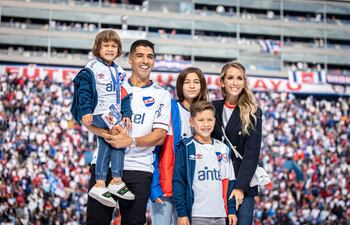 Luis Suárez y su familia recibieron ayer la ovación y muestra de cariño de los aficionados en el estadio Parque Central de Montevideo.