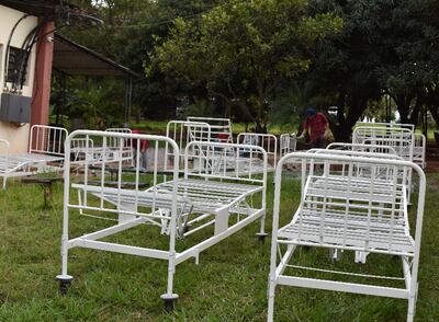 Instructores y técnicos de la Escuela Agromecánica de Caacupé en plena reparación de las    camas hospitalarias.