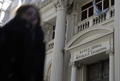 Una mujer camina frente al Banco Central de la República Argentina, en Buenos Aires.