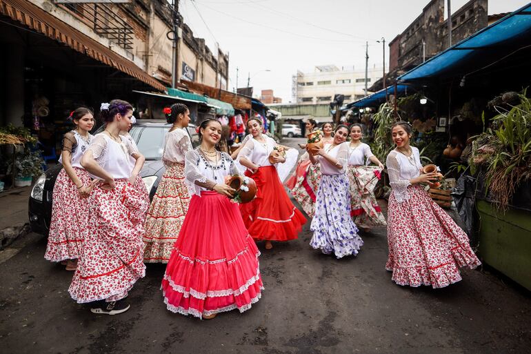 Un grupo de mujeres baila una danza típica paraguaya en el marco de la fiesta de San Juan, hoy, en el Mercado 4 en Asunción (Paraguay). 