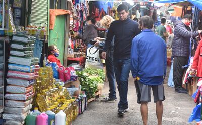 En los pasillos del Mercado 4 se nota una importante cantidad de personas que transitan sin el uso de tapabocas.