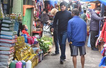 En los pasillos del Mercado 4 se nota una importante cantidad de personas que transitan sin el uso de tapabocas.
